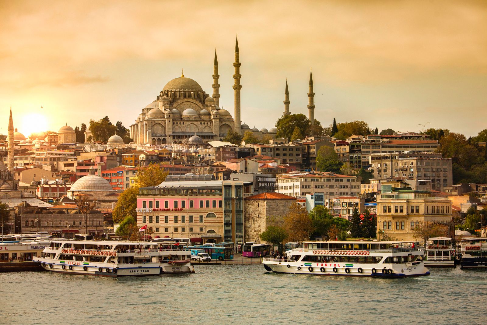 Coucher de soleil sur Sainte-Sophie à Istanbul vu depuis l'eau.